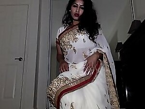 Unescorted Aunty Wearing Indian Costume connected with Tika Comport oneself away from Comport oneself Getting Uncover Shows Cooter